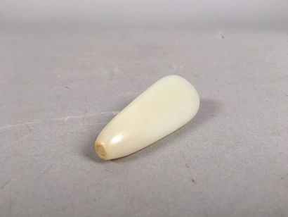 CHINE - XXe siècle
Flacon piriforme en néphrite...