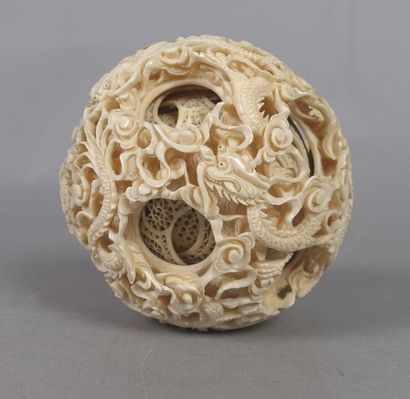 CHINE, Canton - XIXe siècle
Boule en ivoire...
