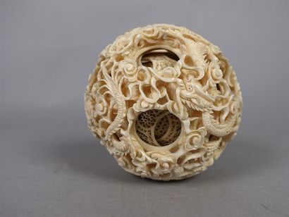 CHINE, Canton - XIXe siècle
Boule en ivoire...