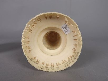 CHINE, Canton - XIXe siècle
Boule en ivoire...