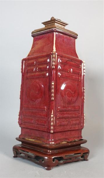 CHINE - XIXe siècle
Vase en forme de losange...