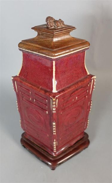 CHINE - XIXe siècle
Vase en forme de losange...