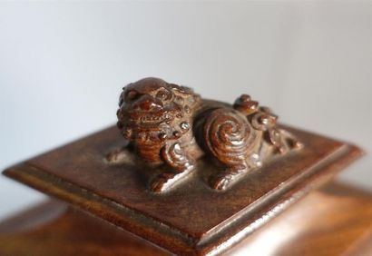 CHINE - XIXe siècle
Vase en forme de losange...