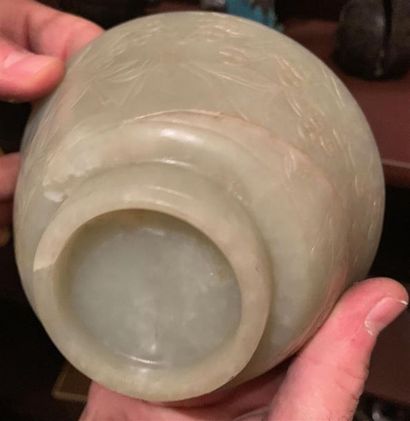 CHINE - Fin du XIXe siècle
Bol en jade celadon...