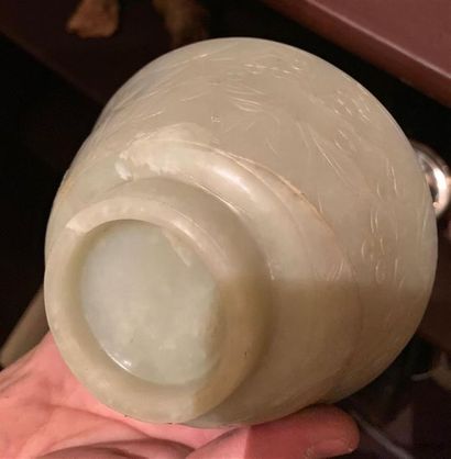 CHINE - Fin du XIXe siècle
Bol en jade celadon...