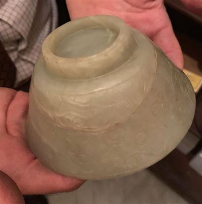 CHINE - Fin du XIXe siècle
Bol en jade celadon...
