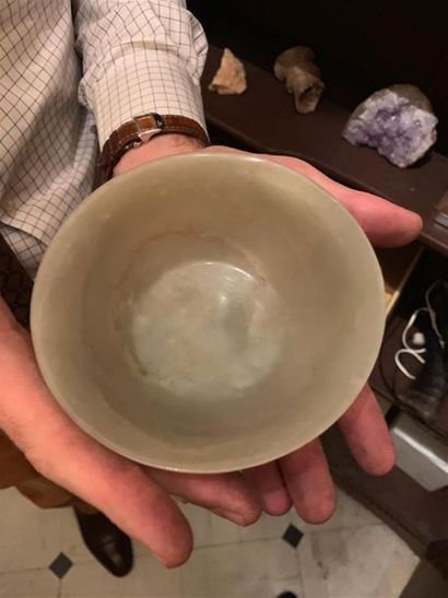 CHINE - Fin du XIXe siècle
Bol en jade celadon...