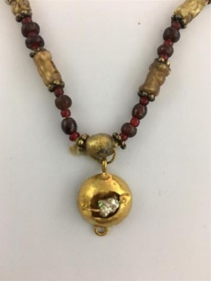 Époques diverses. 
Collier composé de perles...