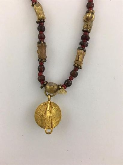 Époques diverses. 
Collier composé de perles...