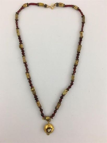 Époques diverses. 
Collier composé de perles...
