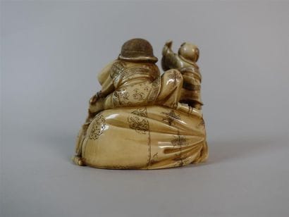 JAPON - Circa 1920-30
Okimono en ivoire représentant...