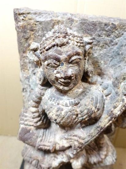INDE - XIXe siècle
Stèle en grès sculpté,...