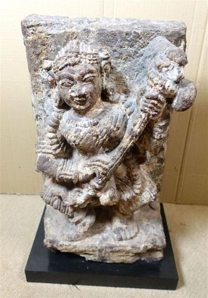 INDE - XIXe siècle
Stèle en grès sculpté,...