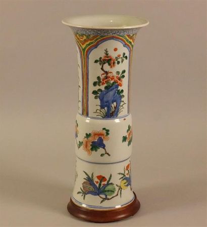 CHINE - XXe siècle
Vase Gu en porcelaine...