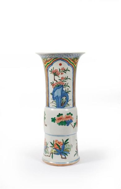 CHINE - XXe siècle
Vase Gu en porcelaine...