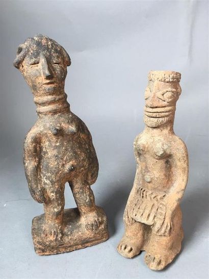 Deux statuettes féminines africaines, l'une...