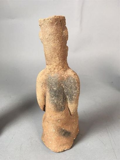Deux statuettes féminines africaines, l'une...