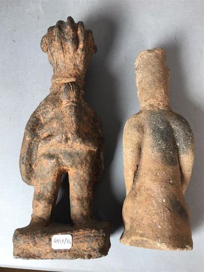 Deux statuettes féminines africaines, l'une...