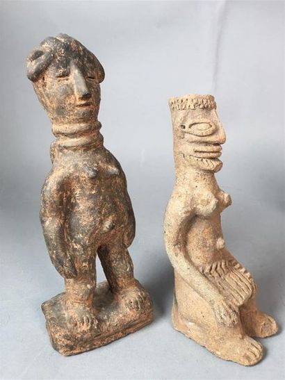 Deux statuettes féminines africaines, l'une...