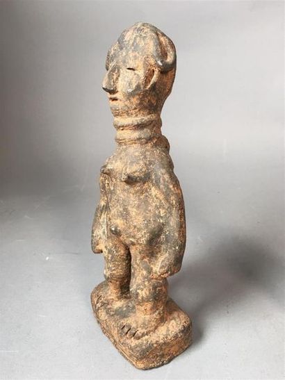 Deux statuettes féminines africaines, l'une...