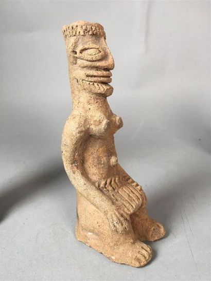 Deux statuettes féminines africaines, l'une...