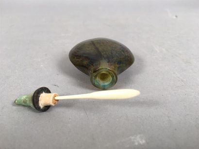 CHINE - XIXe siècle
Flacon tabatière en verre...