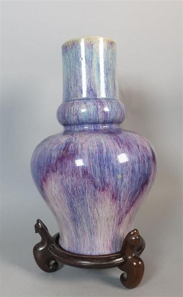 CHINE - XIXe siècle
Vase balustre à col droit...