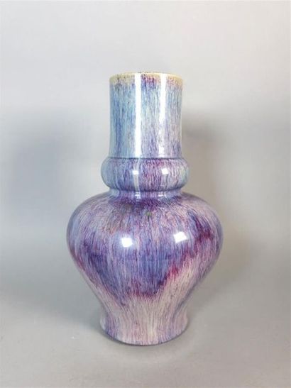 CHINE - XIXe siècle
Vase balustre à col droit...