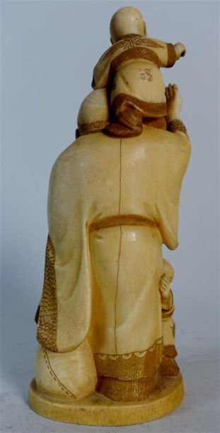 JAPON - Circa 1940 
Groupe en ivoire représentant...