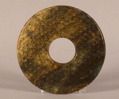 CHINE - XXe siècle
Disque bi en néphrite...