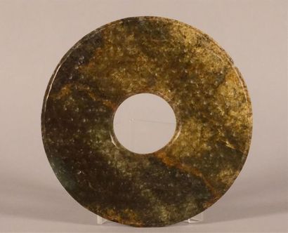 CHINE - XXe siècle
Disque bi en néphrite...