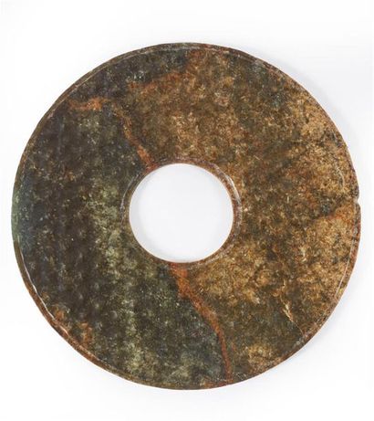 CHINE - XXe siècle
Disque bi en néphrite...
