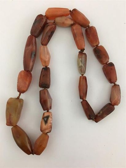 Époques diverses. 
Collier composé de perles...