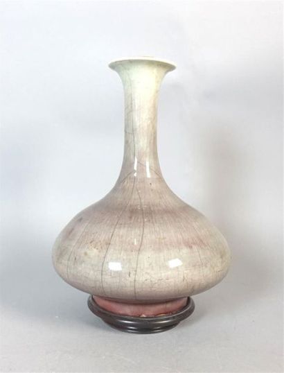CHINE
Vase à panse basse et col long en porcelaine...