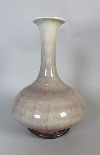 CHINE
Vase à panse basse et col long en porcelaine...
