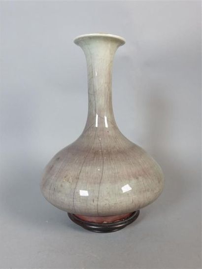 CHINE
Vase à panse basse et col long en porcelaine...