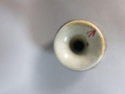CHINE
Vase à panse basse et col long en porcelaine...