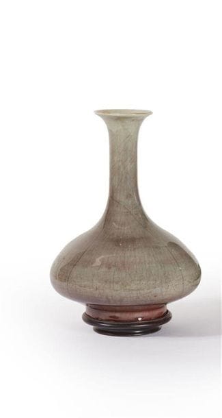 CHINE
Vase à panse basse et col long en porcelaine...