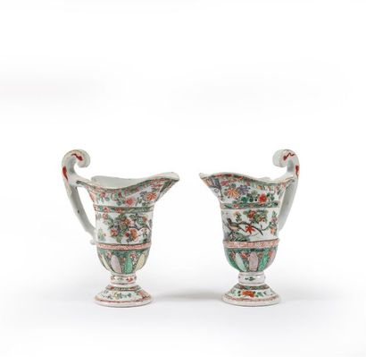 CHINE - Époque KANGXI (1662-1722)
Paire d'aiguières...