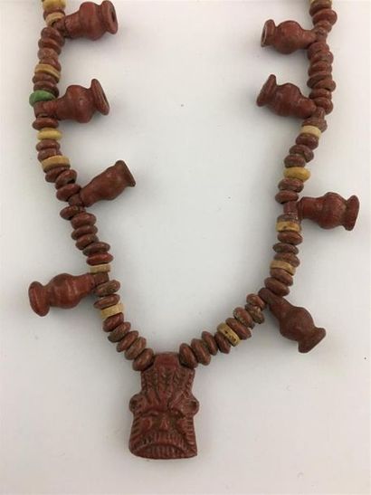 Époques diverses. 
Collier composé de perles...