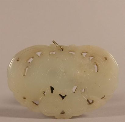 CHINE - Vers 1900
Pendentif en néphrite sculptée...