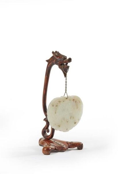 CHINE - Vers 1900
Pendentif en néphrite sculptée...