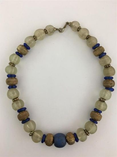 Époques diverses. 
Collier composé de perles...