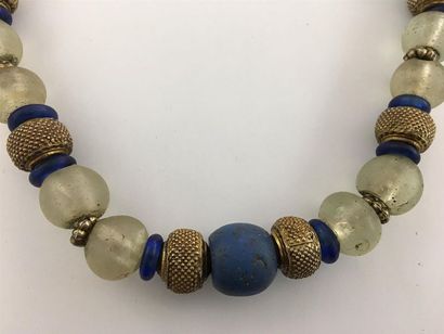 Époques diverses. 
Collier composé de perles...