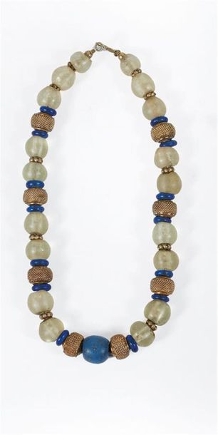 Époques diverses. 
Collier composé de perles...