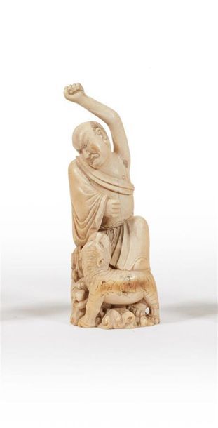 CHINE - Circa 1940
Groupe en ivoire sculpté...