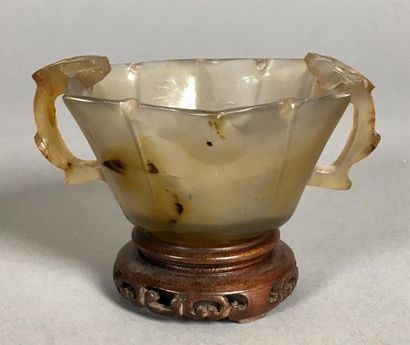 CHINE - Vers 1900
Coupelle en agate grise...