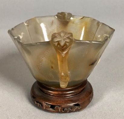 CHINE - Vers 1900
Coupelle en agate grise...