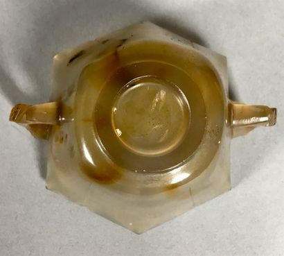 CHINE - Vers 1900
Coupelle en agate grise...