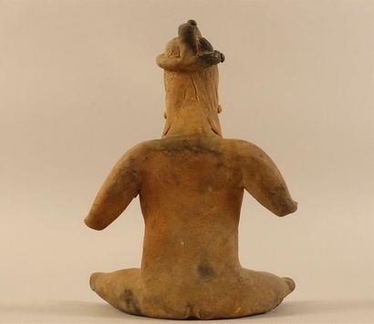 MEXIQUE
Jeune femme assise jambes écartées...